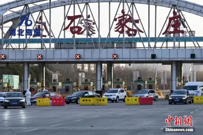 1月6日，河北石家莊一高速下道口,，當(dāng)?shù)鼐秸谑鑼?dǎo)車(chē)輛,。中新社記者 翟羽佳 攝