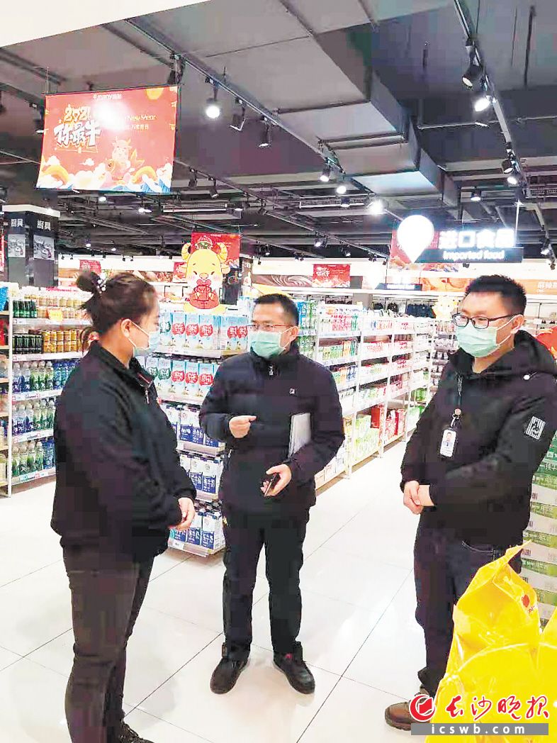 執(zhí)法人員對商超進行走訪檢查,。