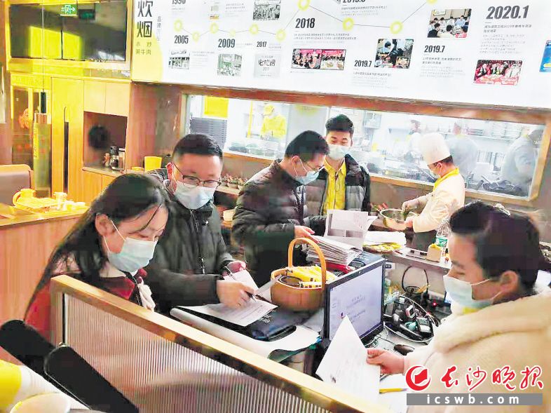 執(zhí)法人員在餐飲場所進行檢查,。均為袁杰聰 供圖