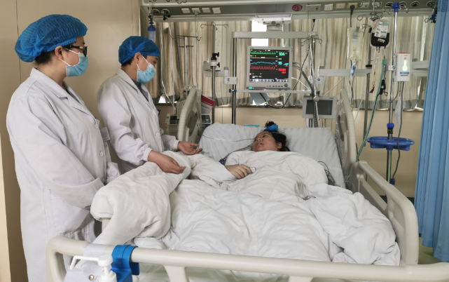 湖南省婦幼保健院產(chǎn)一科,、麻醉手術(shù)科及新生兒科醫(yī)護人員共同默契配合,，僅用13分鐘就成功救治一名胎盤早剝孕婦，母子平安,。長沙晚報通訊員 李慧 蔣玉蓉 供圖
