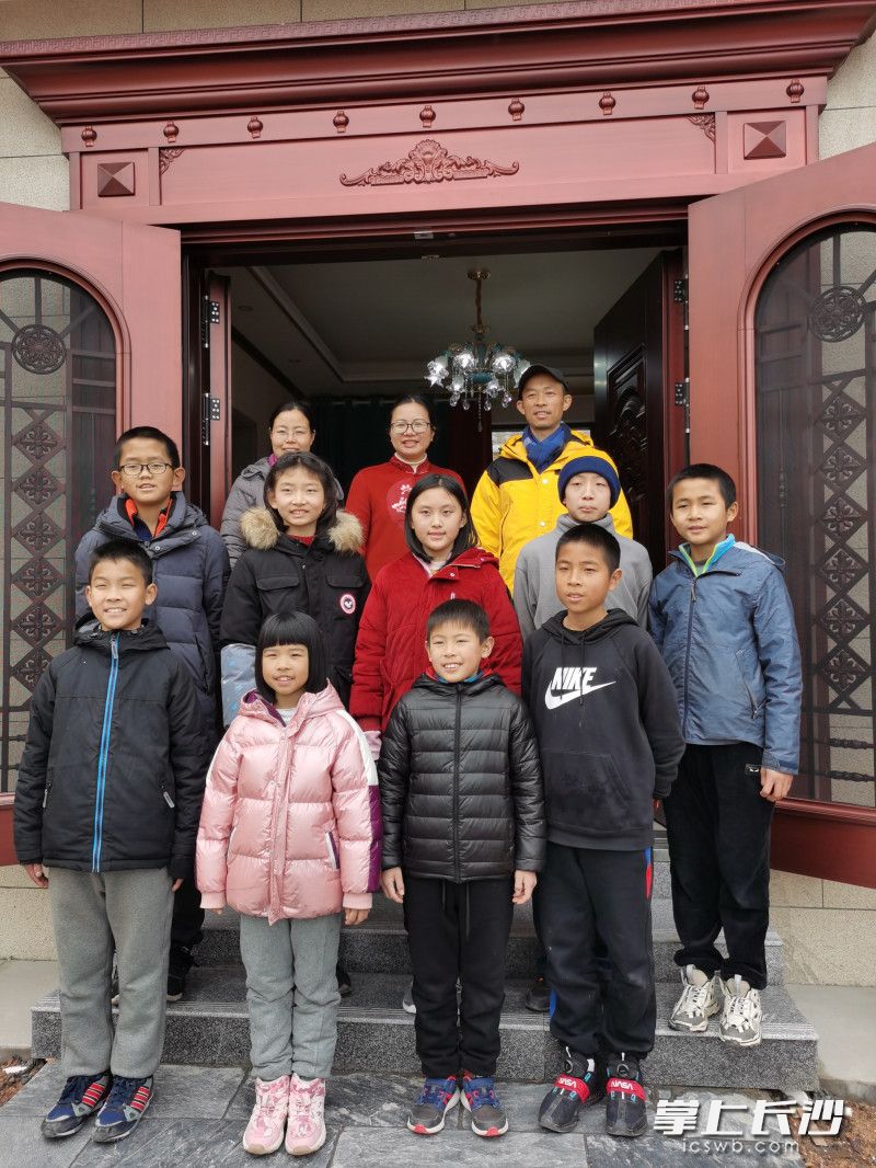 長(zhǎng)沙縣達(dá)德小學(xué)教師鐘已凡（后排右一）,、妻子楊菁嵐（后排中間）與孩子們拍了一張全家福,。長(zhǎng)沙晚報(bào)全媒體記者 舒文 攝