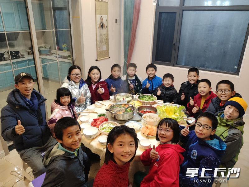 小年夜當(dāng)天,，8名就地過(guò)年的孩子與村里的幾名孩子一起在鐘已凡夫妻家吃火鍋,，慶祝小年。