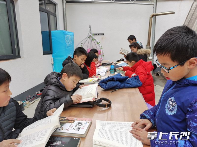 孩子們?cè)陂喿x區(qū)閱讀,。