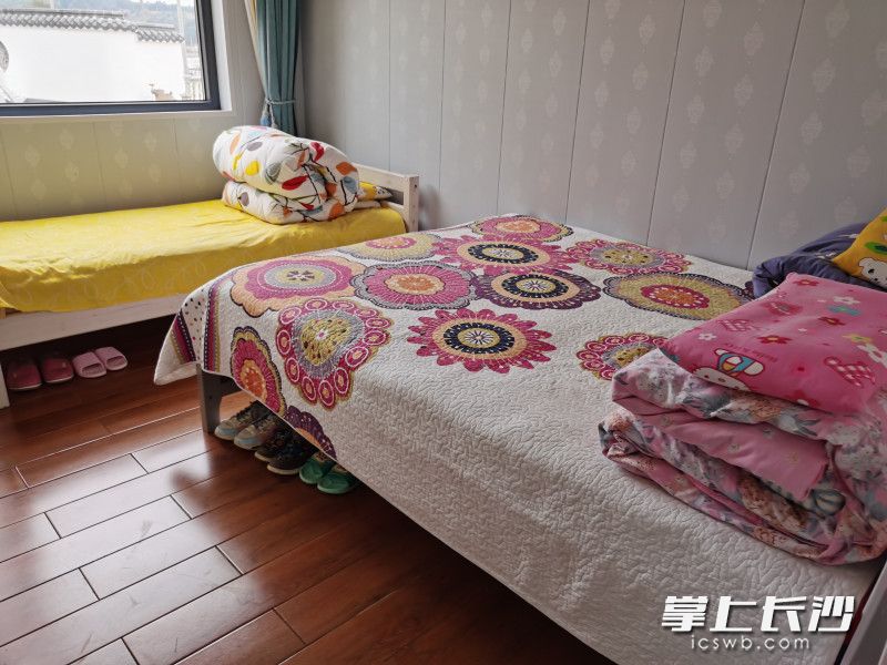 為了讓孩子們住得舒服,，夫妻倆還添置了新床鋪。