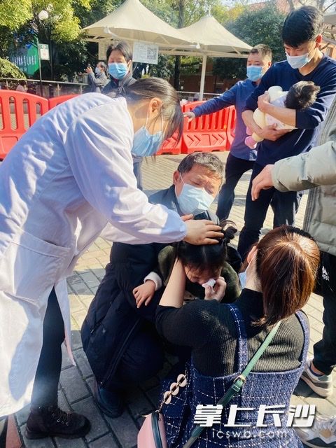 醫(yī)療人員為游客提供服務(wù),。