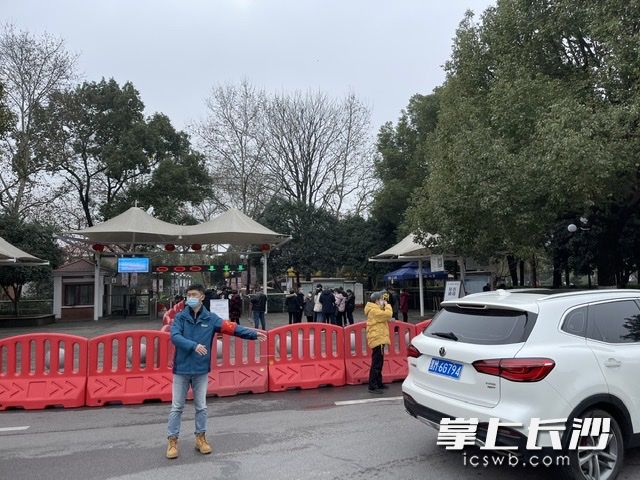 志愿者引導(dǎo)交通,。