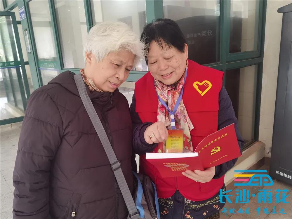 井湘社區(qū)樓棟單元長(zhǎng)陳劍霞深入群眾開(kāi)展宣傳發(fā)動(dòng)和意見(jiàn)收集活動(dòng)。