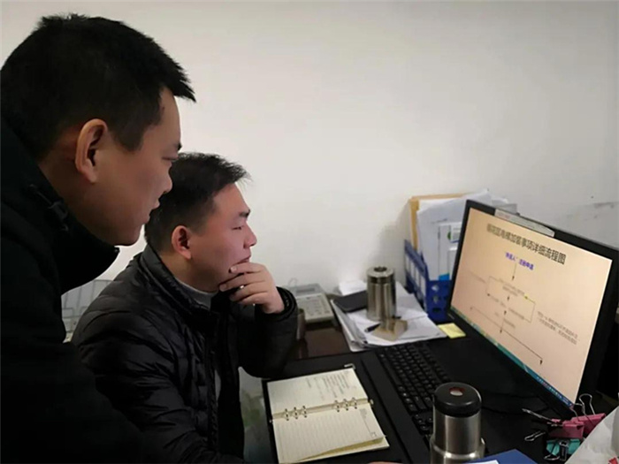 雨花區(qū)住房和城鄉(xiāng)建設(shè)局工作人員梳理線上操作流程,。