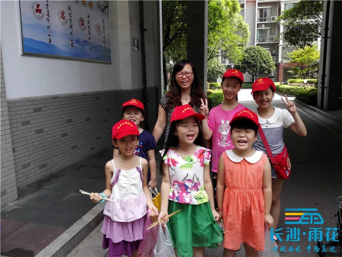 小小志愿者。