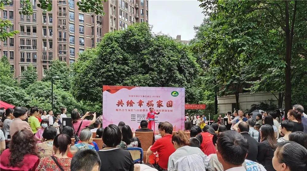 “紅色議事廳”在小區(qū)開展的鄰里文化活動(dòng),。