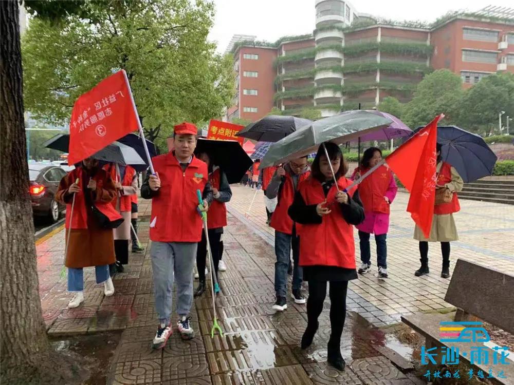 “紅色議事廳”在職黨員們?yōu)閷W(xué)子“新三考”保駕護(hù)航,。