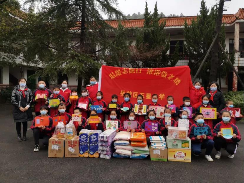 五星小學(xué)學(xué)生前往敬老院看望老人,。通訊員 劉孟妮 攝