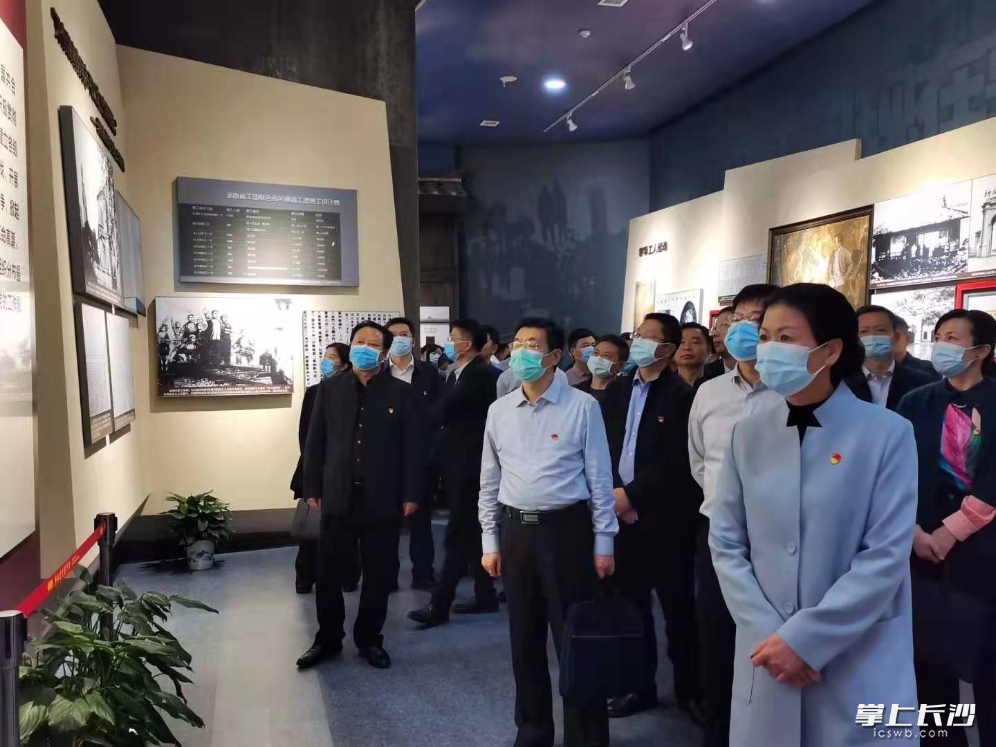 市衛(wèi)健委機關全體黨員,、委直屬單位全體班子成員參觀湖南省黨史館。