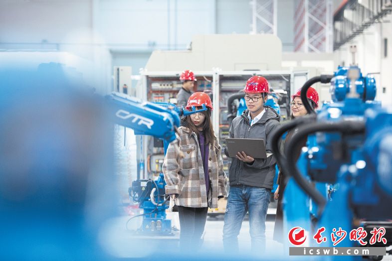中南智能生產(chǎn)車間內(nèi),，技術(shù)人員在對(duì)機(jī)器人進(jìn)行調(diào)試。長(zhǎng)沙晚報(bào)全媒體記者 黃啟晴 攝