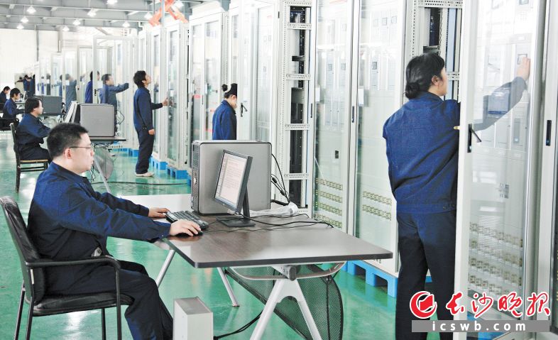 華自科技專注于自動(dòng)化與信息化技術(shù),，迄今已為全球40多個(gè)國(guó)家的1萬余廠站提供相關(guān)產(chǎn)品和服務(wù)。圖為華自科技綜合自動(dòng)化車間,。 長(zhǎng)沙晚報(bào)通訊員 周維 全媒體記者 王志偉 攝影報(bào)道