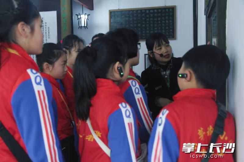 湖南大學(xué)歷史學(xué)院研究生熱情接待了這些小記者們。