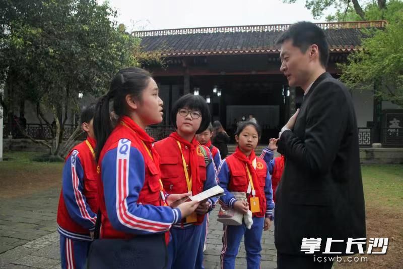 小記者采訪中,。