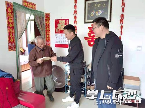4月14日,，白馬街道組織黨員干部與雷鋒志愿者為轄區(qū)的老黨員送去黨史學(xué)習(xí)教育資料。