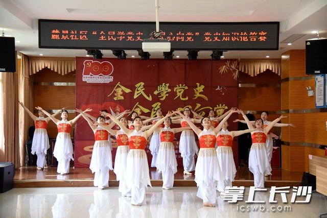 麓景社區(qū)廣場舞隊帶來精彩的表演，活躍了現(xiàn)場的氣氛,。