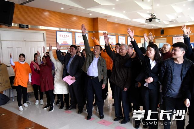 搶答題環(huán)節(jié),，現(xiàn)場居民和參賽隊員一起積極參加,。