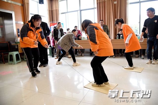“青蛙跳”游戲,，需要掌握好節(jié)奏,。