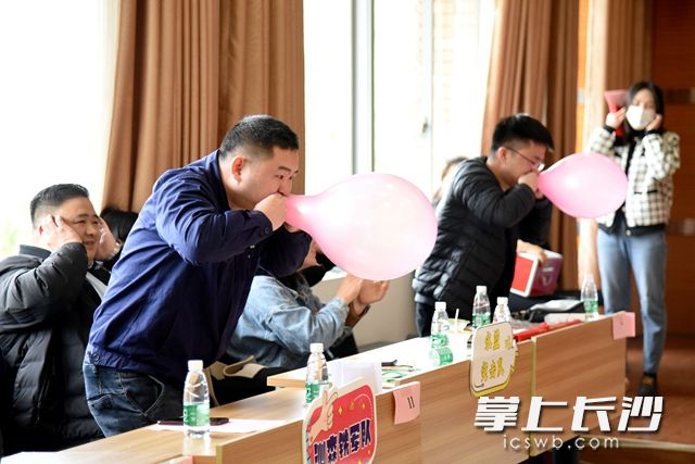 “吹氣球”考驗大家的肺活量,。