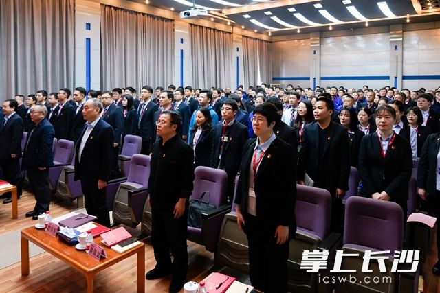 伴隨著中聯(lián)重科員工高昂的國歌聲,，報告會拉開序幕。