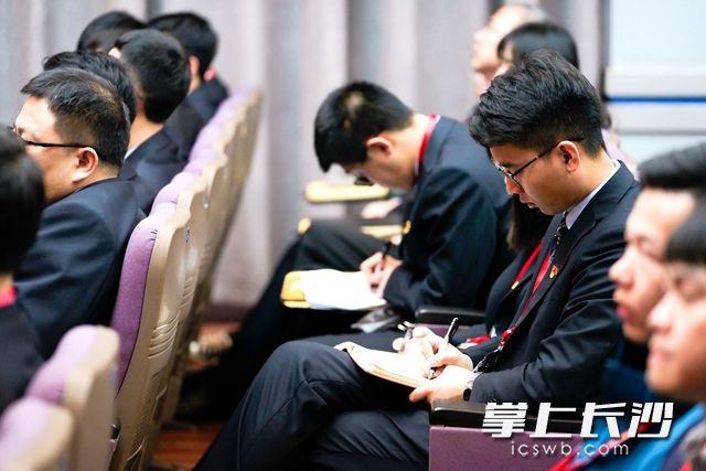 聆聽黨史報告會,，企業(yè)員工非常認真地做著筆記。