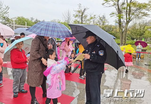 連日來(lái)，長(zhǎng)沙高新區(qū)以多種形式宣傳反電詐相關(guān)知識(shí),。