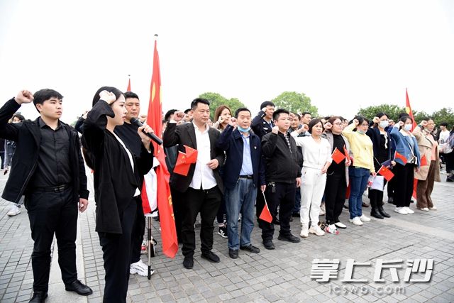 勝利會師抵達橘子洲頭毛澤東青年藝術雕像后，大家在偉人面前重溫入黨誓詞,。
