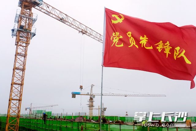  4月21日,，鮮艷的黨旗，飄揚(yáng)在項(xiàng)目一號(hào)正極材料廠房主體,。