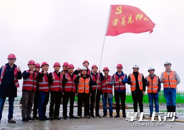 沖刺完一個(gè)建設(shè)節(jié)點(diǎn),，該項(xiàng)目黨員先鋒隊(duì)在一號(hào)正極材料廠房主體封頂合影,。