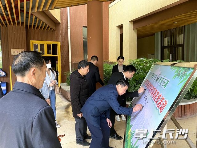 黨員干部在禁毒展板上簽字,。