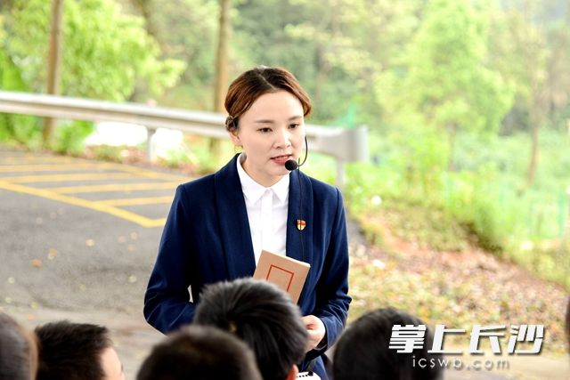 特別邀請的湖南黨史陳列館金牌講解員董青，以一封信開啟當天的教育活動,。