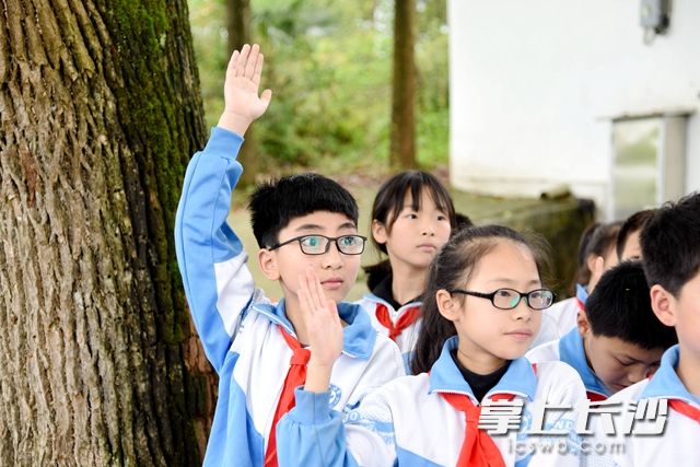 孩子們積極舉手提問,。