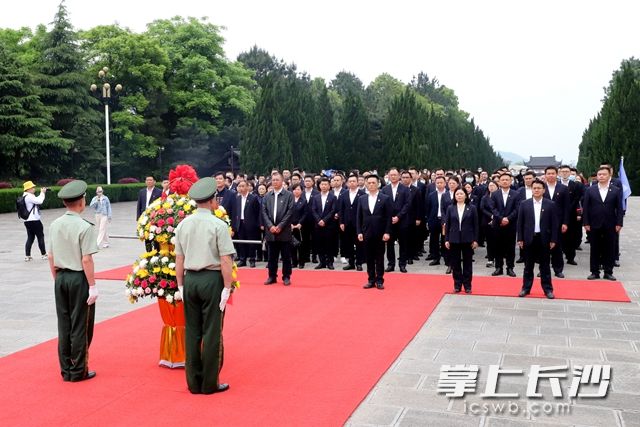 4月23日，麓谷集團(tuán)組織150名黨員走進(jìn)劉少奇紀(jì)念館進(jìn)行參觀學(xué)習(xí),。