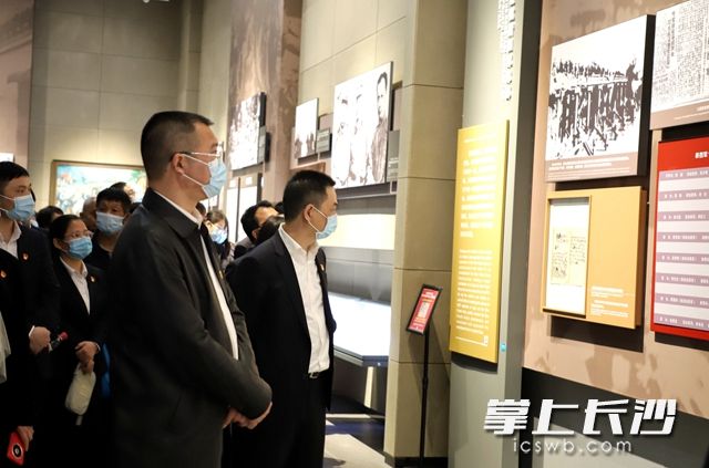 集團(tuán)黨員在館內(nèi)重溫劉少奇事跡,。