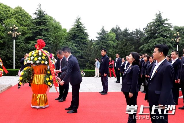 集團(tuán)全體黨員現(xiàn)場敬獻(xiàn)花籃。