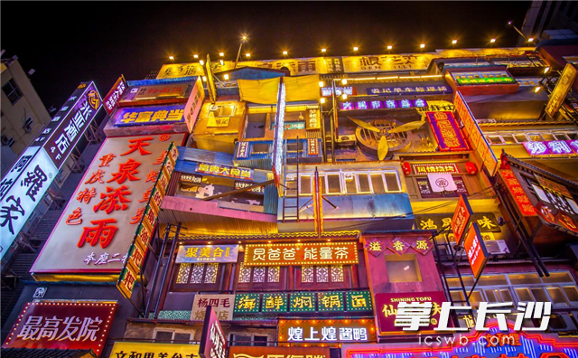 夜晚美食城燈火通明