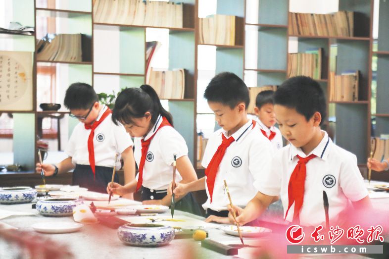 健好身、讀好書,、寫好字,，是雨花學子“新三好”標準。圖為學生正在練習毛筆書法,。圖片均由雨花區(qū)教育局提供