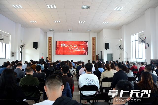 專題黨課上，學(xué)習(xí)團(tuán)共同重溫黨史,。