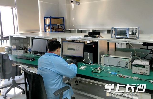 近日,，在長沙海格北斗信息技術(shù)有限公司的實(shí)驗(yàn)室內(nèi),，工作人員正在埋首研發(fā),。