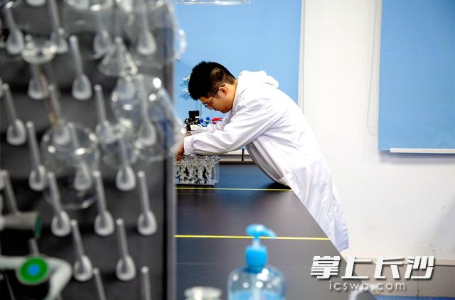 高新區(qū)企業(yè)湖南惠澤生物醫(yī)藥科技有限公司實(shí)驗(yàn)室內(nèi),，研發(fā)人員正在進(jìn)行制劑試驗(yàn),。