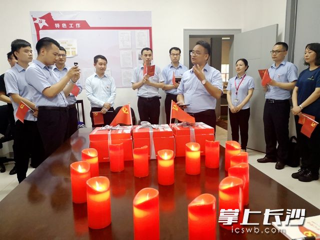 黨員們重溫入黨誓詞后,，圍在一起暢談工作和感想,。
