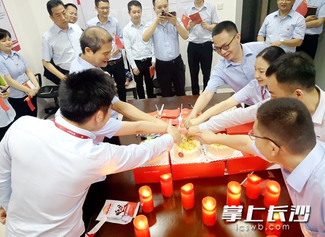  黨員們齊動手,、共分享,，迎接著“生日蛋糕”的到來。