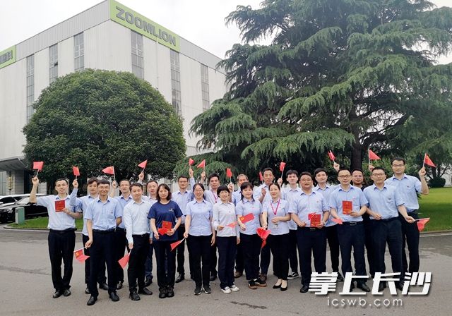 活動結(jié)束后,，黨員們心情久久難以平復(fù),，以集體合影的方式紀(jì)念這次特殊的活動。