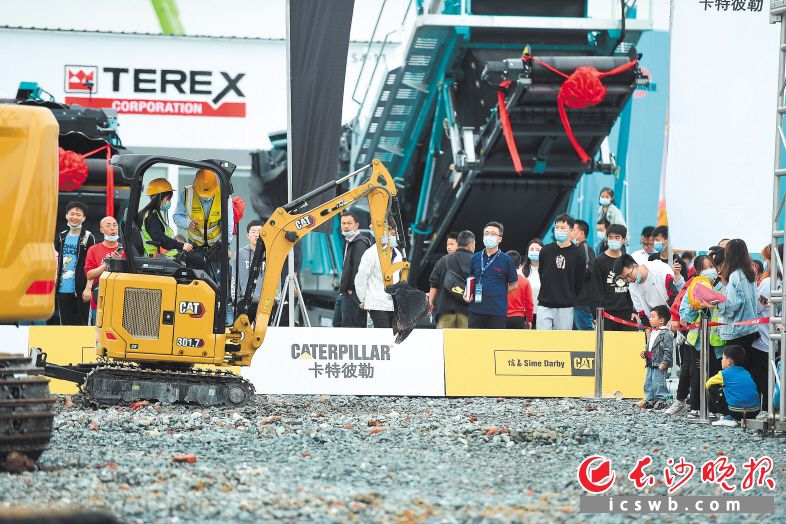 2021長沙國際工程機(jī)械展覽會吸引了超過30萬人次專業(yè)觀眾現(xiàn)場觀展,。 均為長沙晚報全媒體記者黃啟晴攝