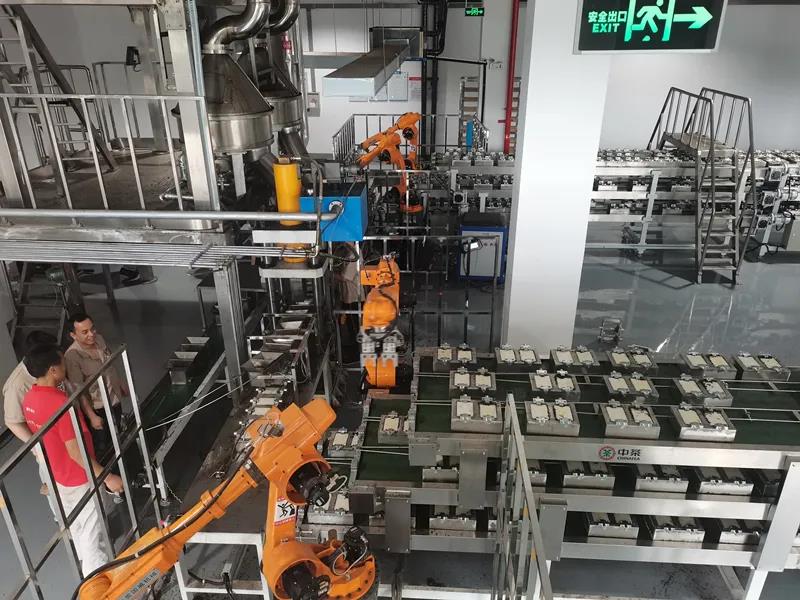 安化茶廠引進(jìn)自動(dòng)化生產(chǎn)線和智能機(jī)器人。