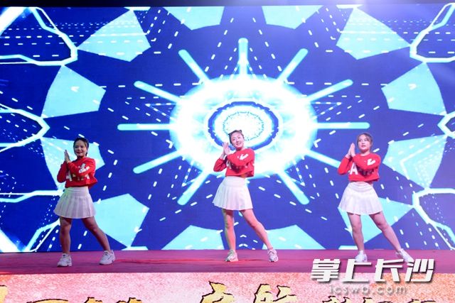 小姐姐的活力舞蹈點燃現(xiàn)場歡樂氛圍,。