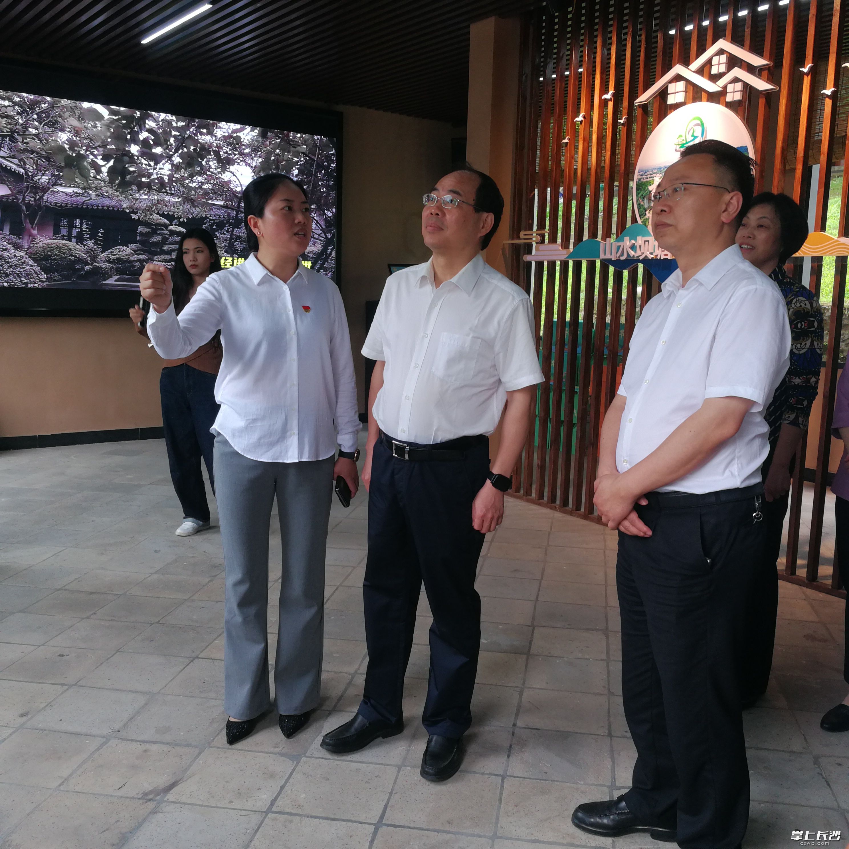 長(zhǎng)沙市委常委,、市委統(tǒng)戰(zhàn)部部長(zhǎng)譚小平（中）在聽(tīng)取壩塘鎮(zhèn)黨委書記田奇暉介紹產(chǎn)業(yè)發(fā)展情況。 長(zhǎng)沙晚報(bào)全媒體記者 黎鐵橋 攝